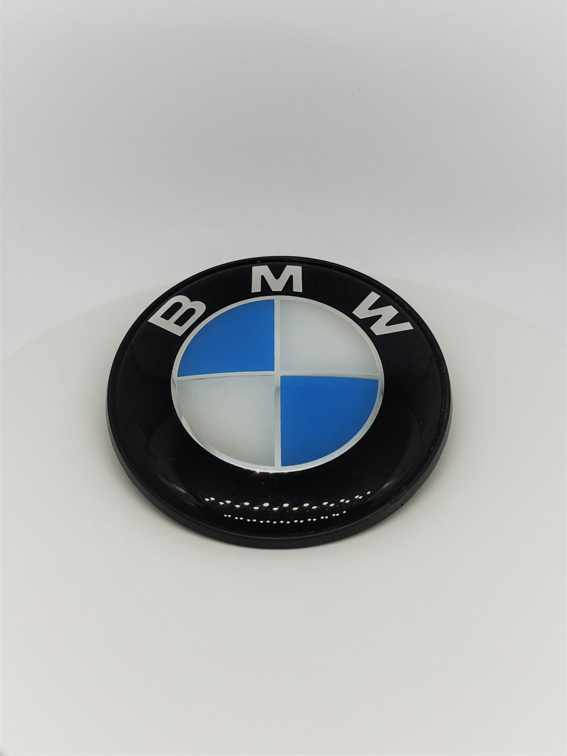 BMW Emblem Logo Blå/Vit LIMITED EDITION (Svarta Kanter).
